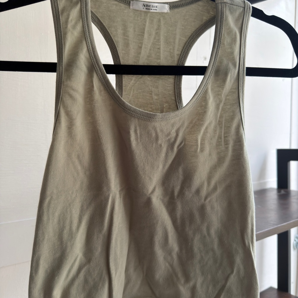 Cropped razor back tank